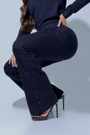 Calça Preta Flare Modeladora Detalhe Barra Botões - CH124