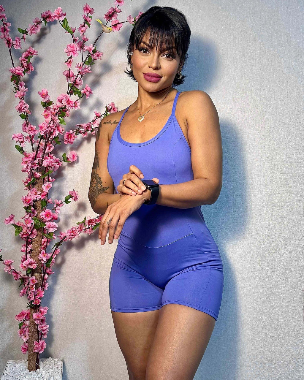 Macaquinho Fitness Virginia – Alças Trançadas, Costas Abertas e Bolsos Laterais