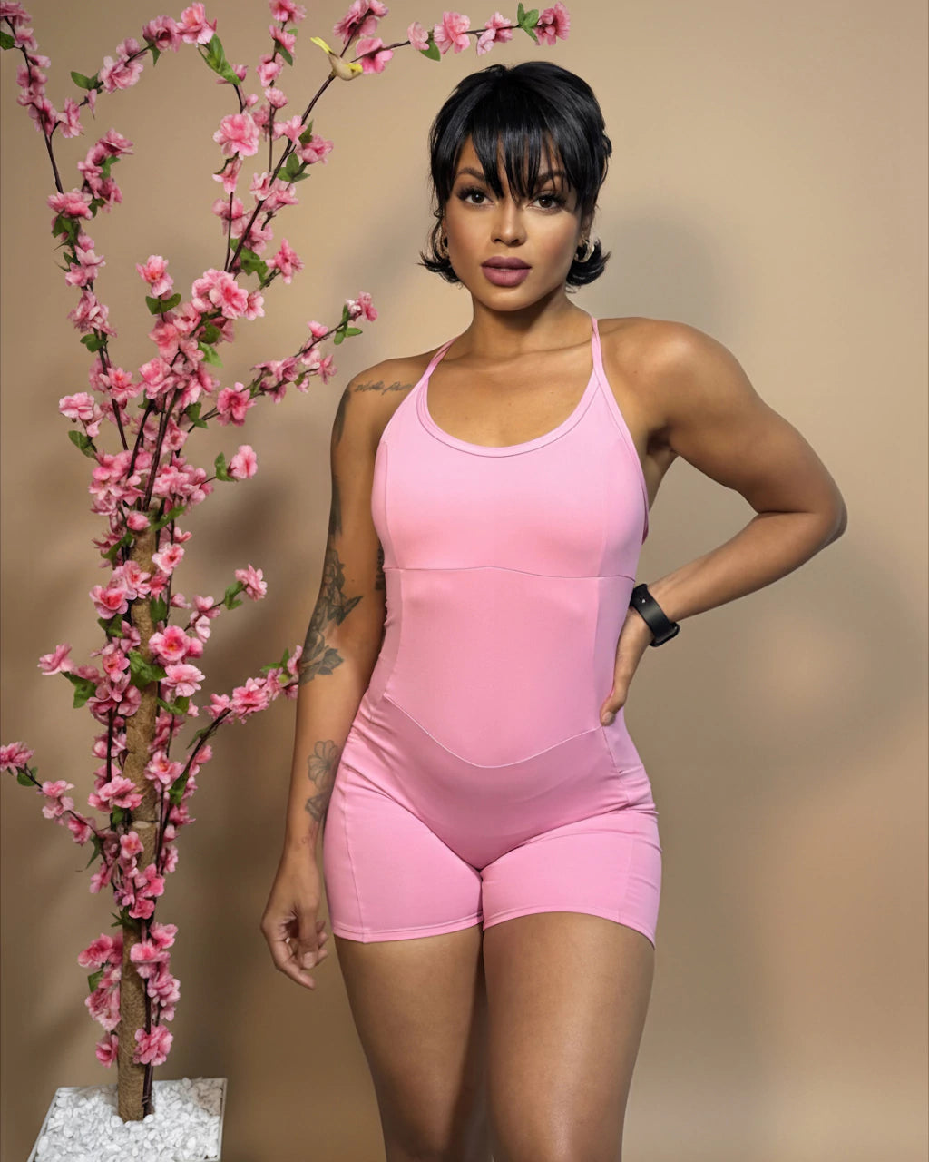 Macaquinho Fitness Virginia – Alças Trançadas, Costas Abertas e Bolsos Laterais