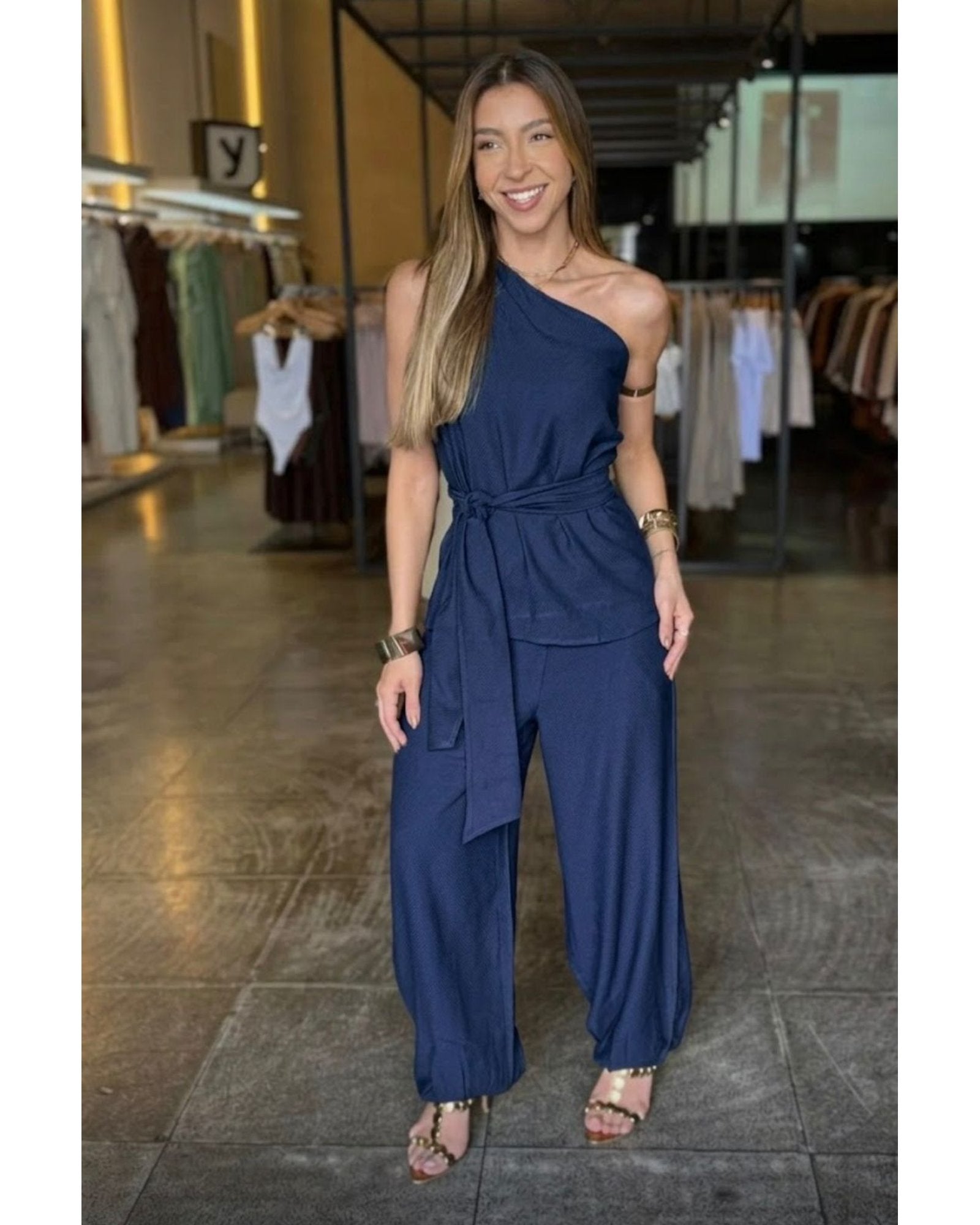 Conjunto Calça Jogger e Blusa Manga Única Com Cinto