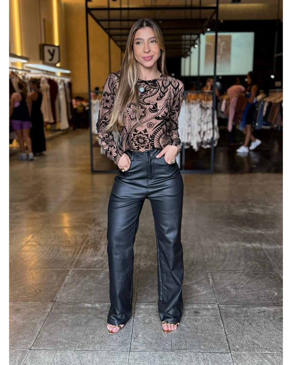 Conjunto com calça resinada flare