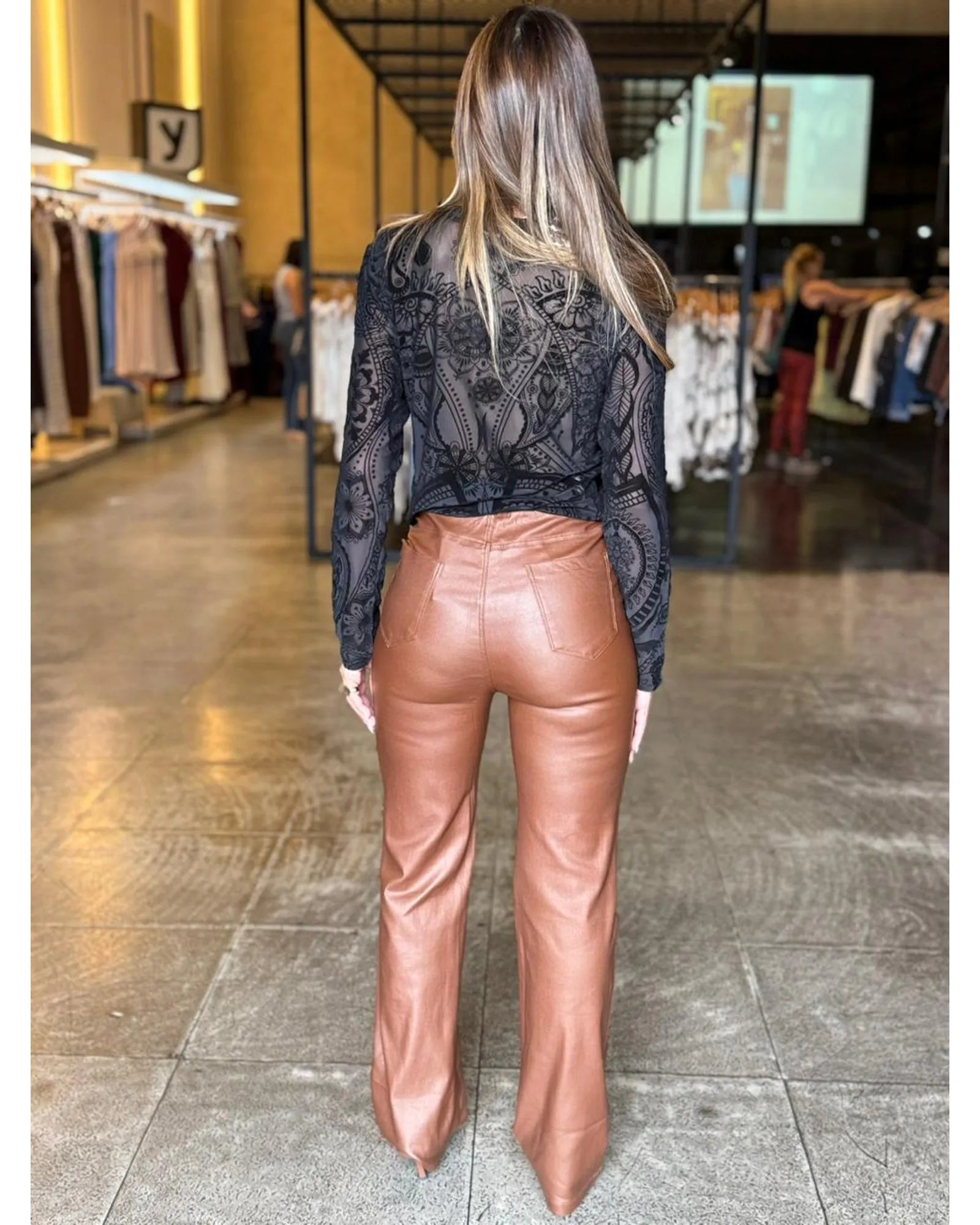 Conjunto com calça resinada flare