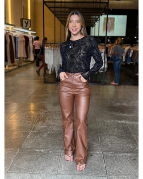 Conjunto com calça resinada flare