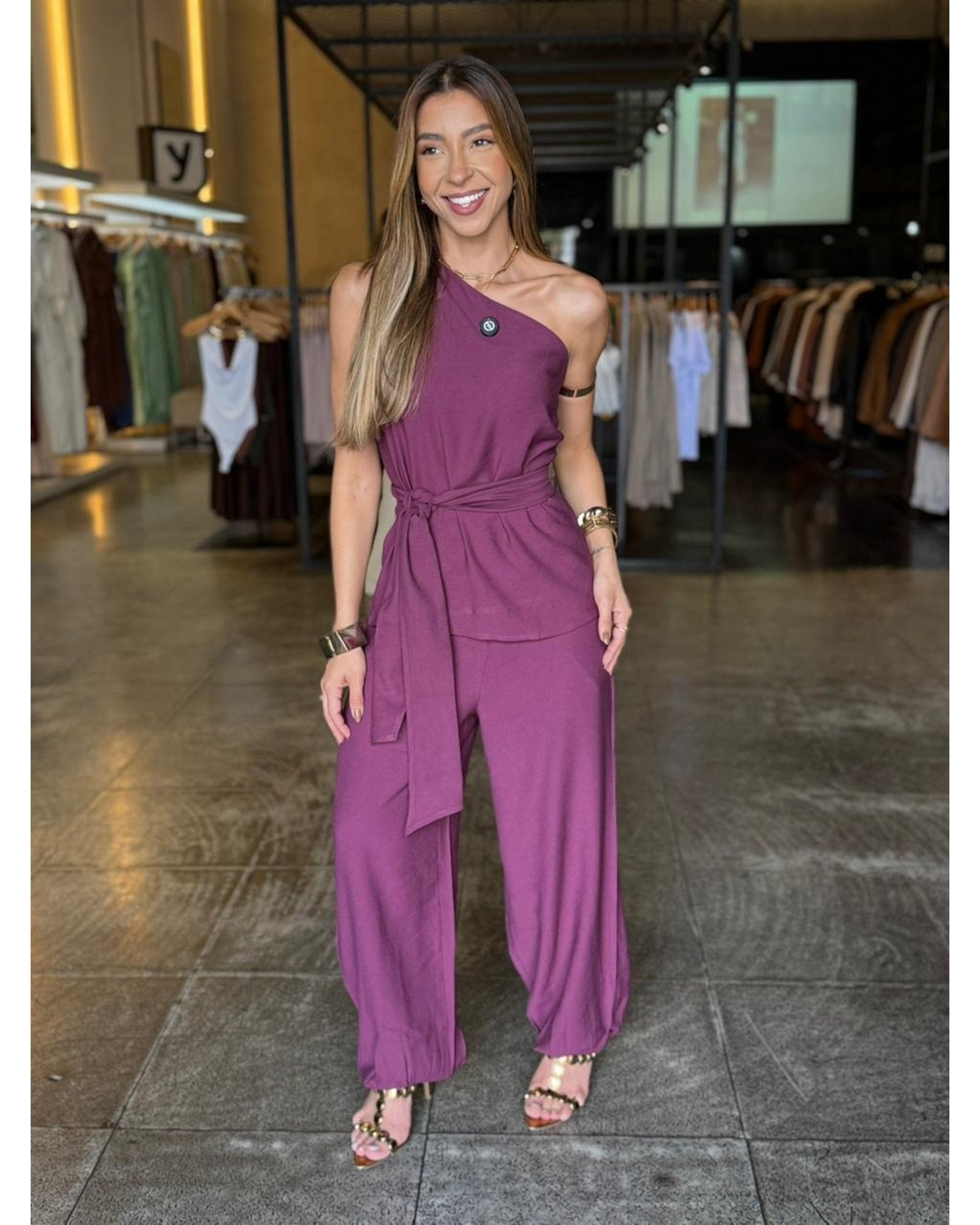 Conjunto Calça Jogger e Blusa Manga Única Com Cinto