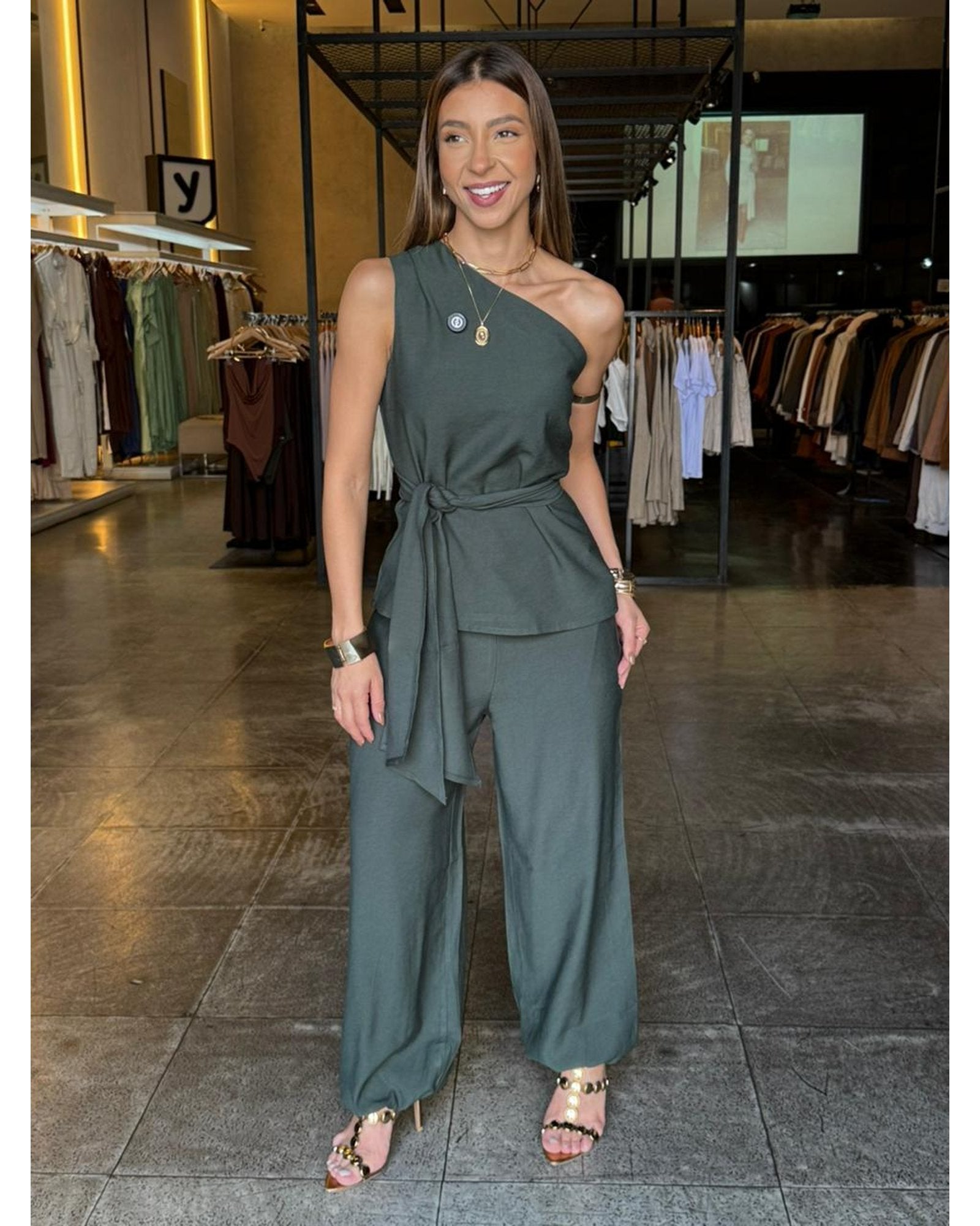 Conjunto Calça Jogger e Blusa Manga Única Com Cinto