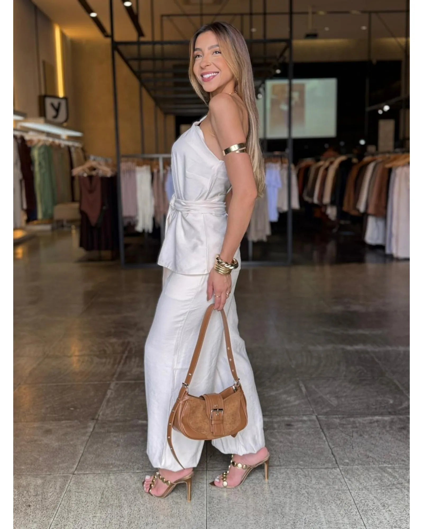 Conjunto Calça Jogger e Blusa Manga Única Com Cinto